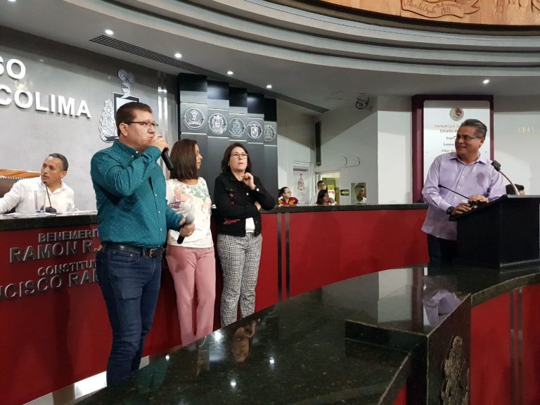 Panistas toman tribuna e impiden continuar con sesión