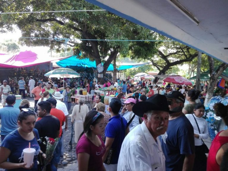 Sin incidentes en los panteones de Armería y Tecomán durante la celebración del día de muertos