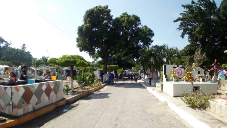 Panteón municipal de Manzanillo vive la fiesta del Día de Muertos