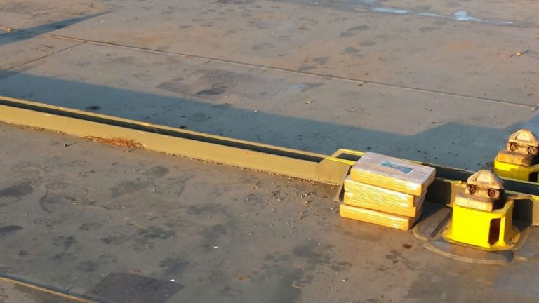 SEMAR asegura en un buque con cuatro paquetes presuntamente con cocaína