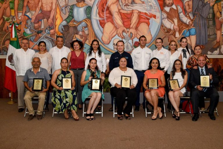 Cabildo capitalino reconoce a educadores con presea “Prof. Jorge Castell Guerrero”