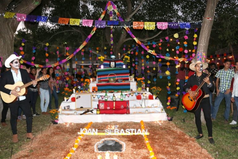 Realizan concurso de altares de muertos, en Manzanillo