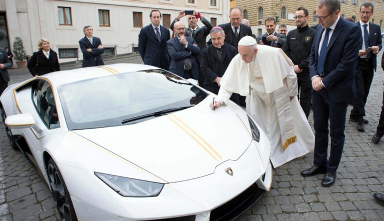 Regalan al papa un Lamborghini; será subastado para beneficencia