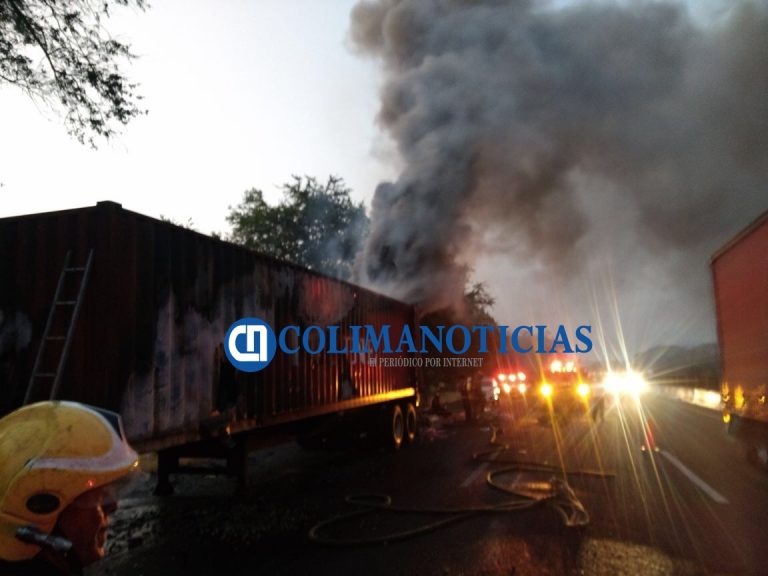 Reportan incendio de contenedor de tráiler a la altura del Mezquite
