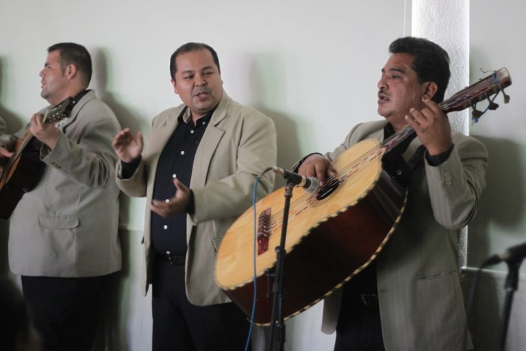 Ofrece tarde romántica Rondalla de la Universidad de Colima