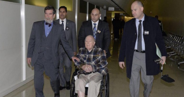 Detienen a sacerdote retirado, en posesión de pornografía infantil