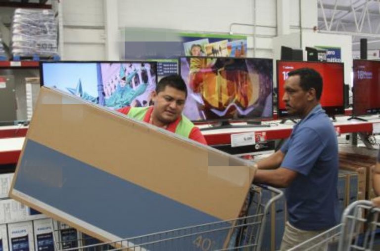 Supermercado, ofrece televisores en 10.99 pesos por error de puntuación
