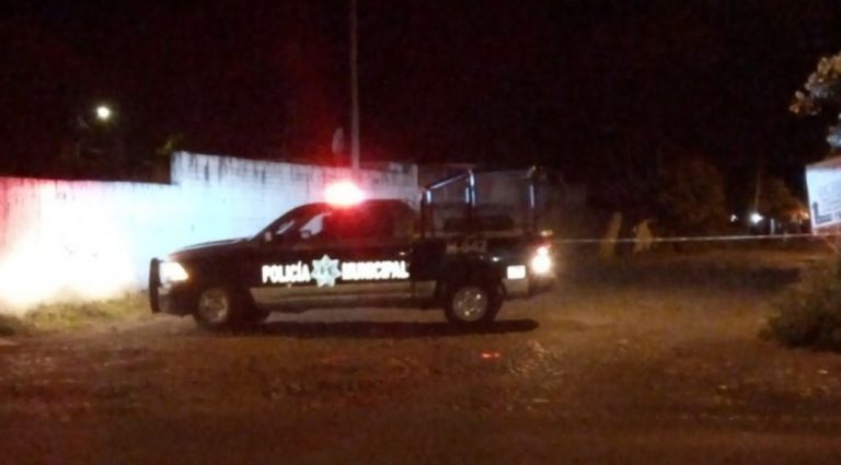 Ejecutan a 2 hombres en la colonia San Miguel, de Tecomán