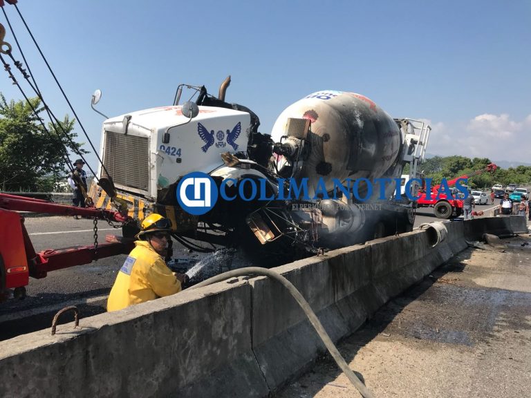 Tremendo accidente en el Libramiento de Manzanillo; choca y se incendia