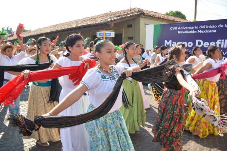 Villa de Álvarez celebra desfile por Aniversario 107 de la Revolución Mexicana