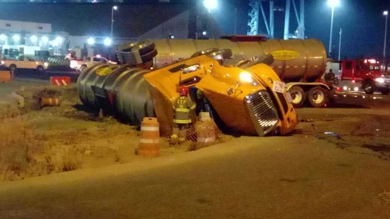 Vuelca pipa cargada con diésel en la entrada al puerto de Manzanillo