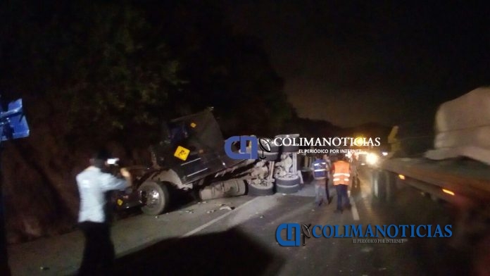 Volcadura de doble contenedor paraliza la autopista 3