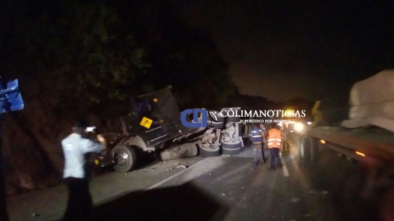 Volcadura de doble contenedor paraliza la autopista Manzanillo-Colima durante la noche 