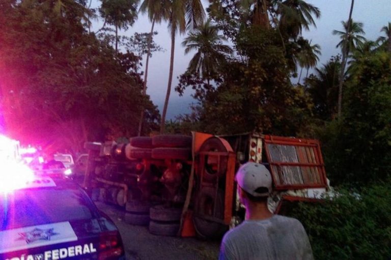 Vuelca camión al realizar maniobras sobre la autopista Manzanillo-Colima