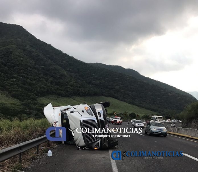 Vuelca tráiler con puré de manzana en la autopista Colima – Manzanillo