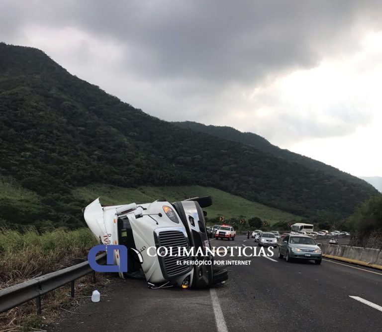 Vuelca tráiler con puré de manzana en la autopista Colima – Manzanillo