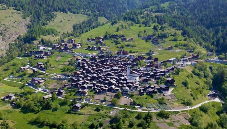 Pueblo suizo ofrece 60 mil euros para que lo habites