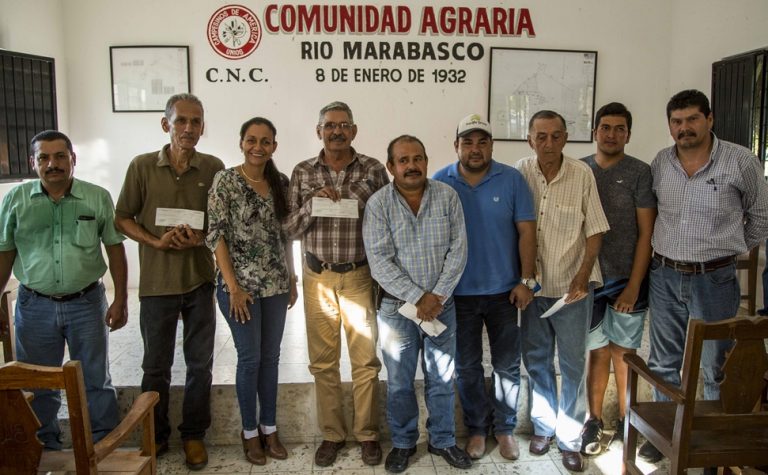 Respalda Gaby Benavides a productores del campo