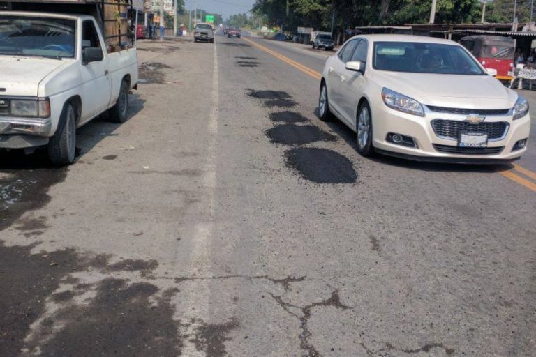 Inicia Ayuntamiento de Tecomán programa de bacheo en calles y avenidas
