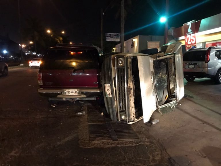 Choca contra camioneta y provoca volcadura 