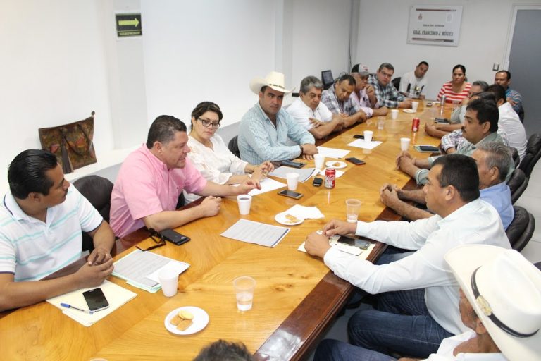 Gestiona Eusebio Mesina recursos para derivadora en el río Armería