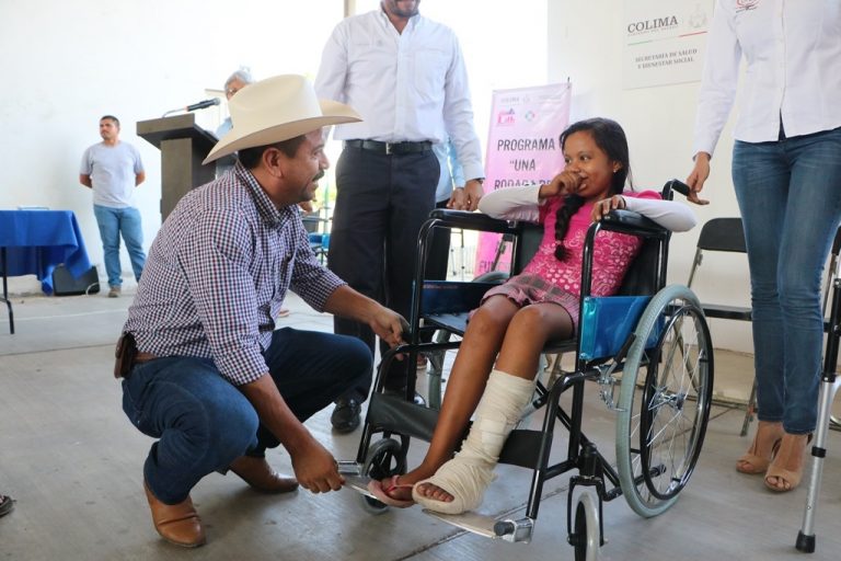 Benefician a tecomenses con sillas de ruedas, andaderas y bastones
