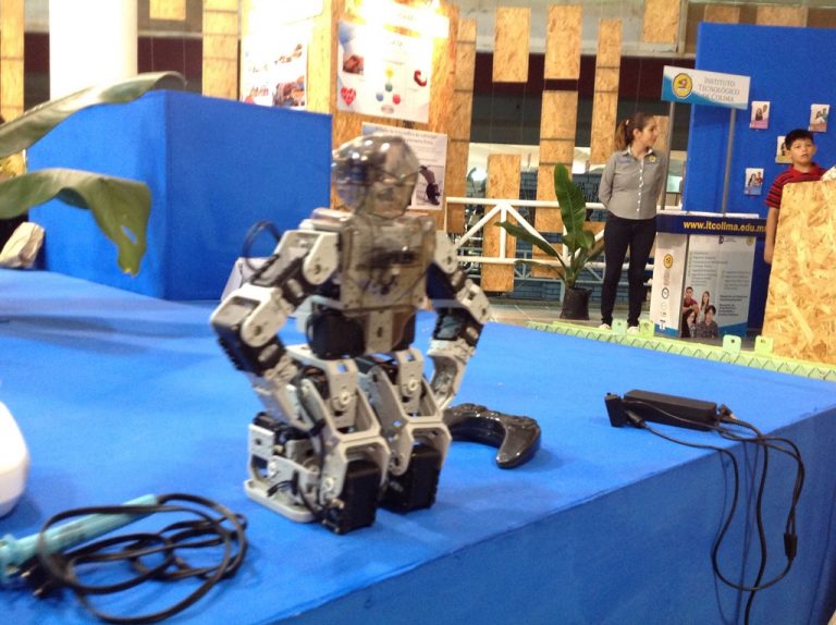 Estudiantes del Tec de Colima presentan sus proyectos en stand de la Feria
