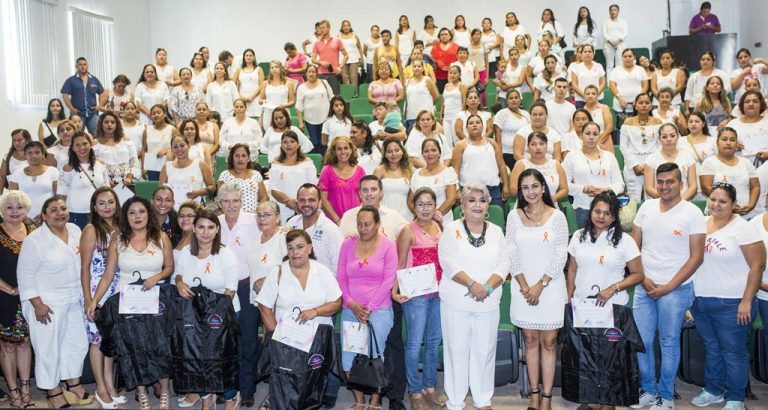 Entrega Gaby Benavides constancias a 430 mujeres graduadas en belleza