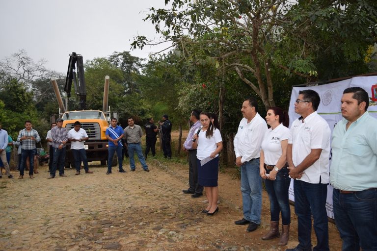Alcaldesa Blanca Acevedo da el arranque de obras en cinco comunidades de Ixtlahuacán