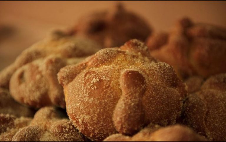 Sugieren consumir pan de muerto con moderación