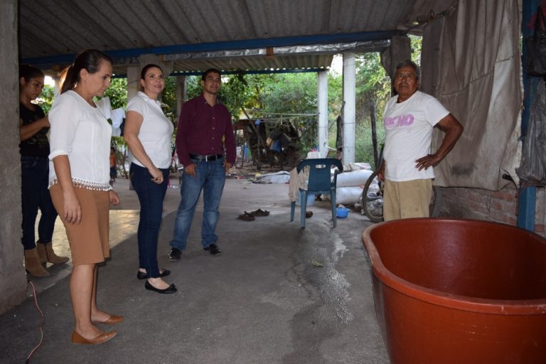 Alcaldesa de Ixtlahuacán supervisa construcción de piso firme