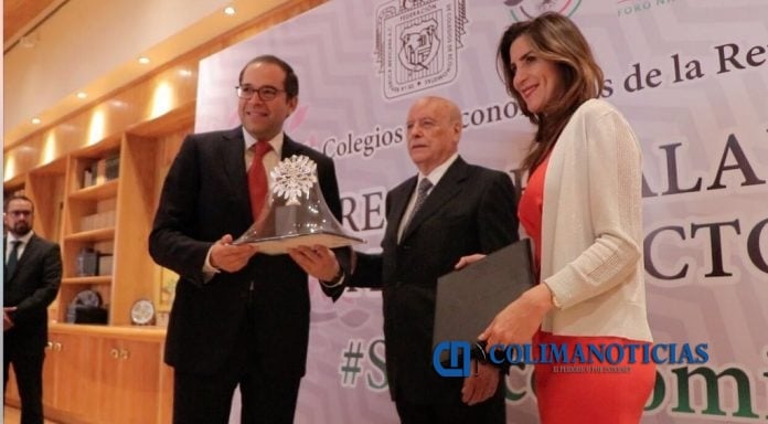reconocen a gobernador economistas