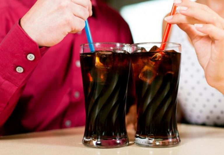 El inminente daño que ocasionas a tu cuerpo al consumir dos latas de refresco a la semana