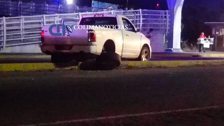 Por evadir a motociclista, termina arriba de la banqueta
