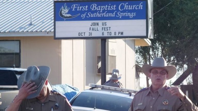 Al menos 26 muertos deja tiroteo en iglesia de Texas