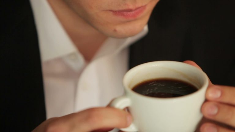 Tres razones por las que no debes beber café en ayunas