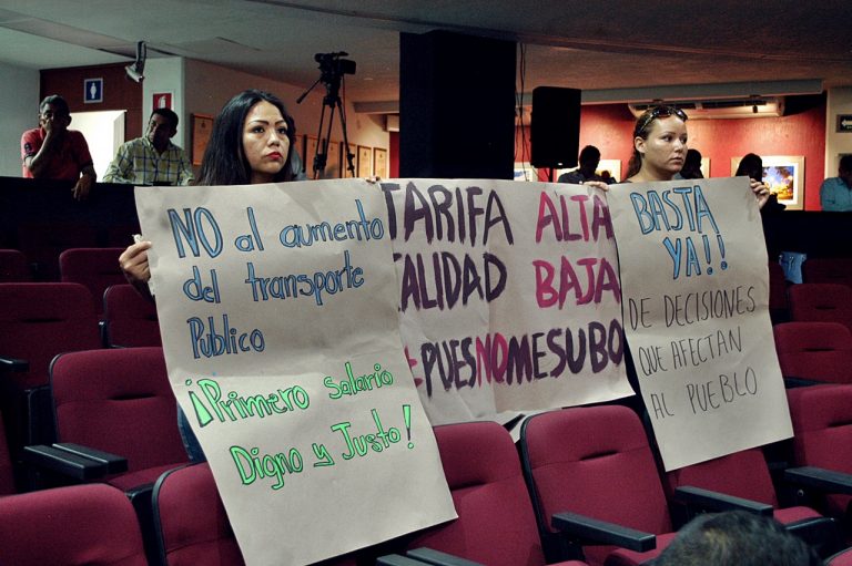 Protestan por alza del transporte público en comparecencia de titular de la Semov