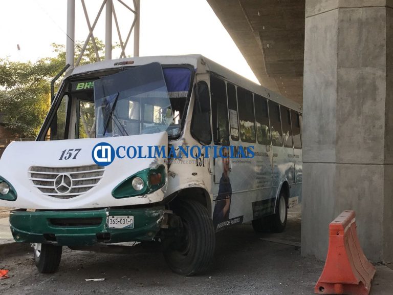 Fuerte accidente: urbano choca contra poste