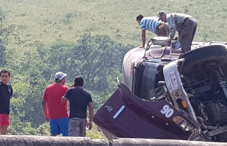 Reportan volcadura de tráiler en autopista Colima-Manzanillo