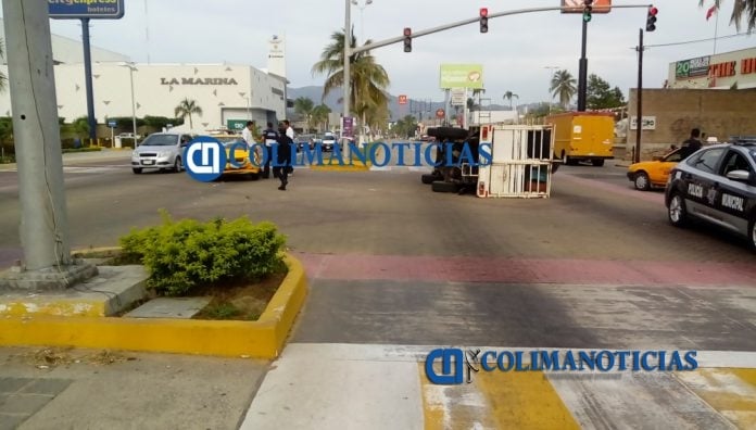 Choque y volcadura en pleno boulevard costero Miguel de la Madrid