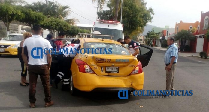 Fuerte choque de camioneta y taxi deja pasajera lesionada