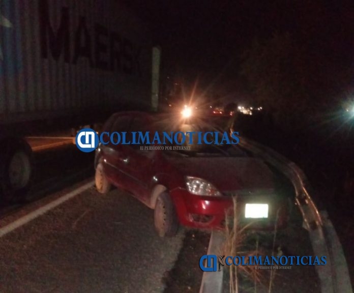 Termina contra barrera de acero en el Libramiento de El Naranjo