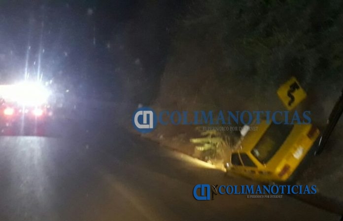 Por poco vuelca taxi en La Floresta, Manzanillo