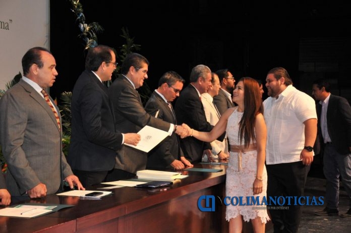 Entrega de preseas y reconocimiento a Maestros_a