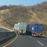 traileres autopista rebasando