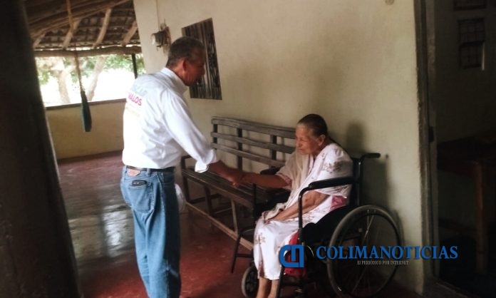 OSCAR AVALOS y mujer de tercera edad