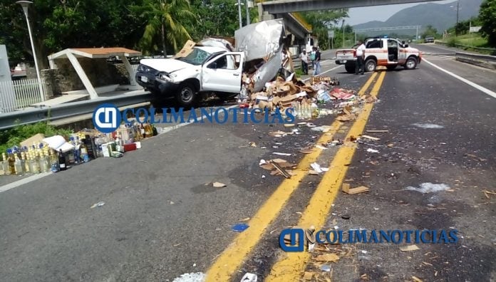 Vuelca camioneta cargada de vinos y licores