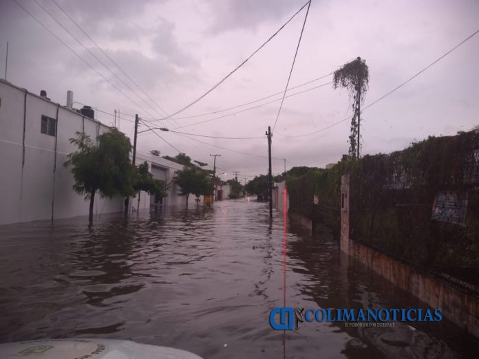 lluvia tecoman agua en calles