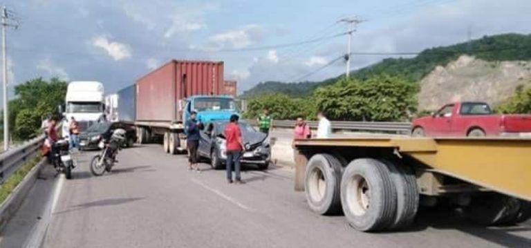 Auto queda deshecho en choque sobre la carretera Jalipa-Puerto