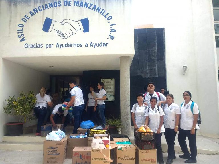 Visitan alumnos de la UdeC asilo de ancianos, en Manzanillo